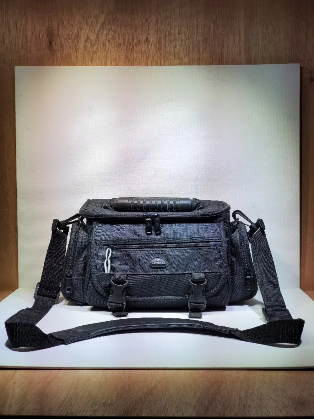 VINTAGE SAMSONITE BLACK FIVE POCKET CAMERA CASE WITH 55 INCH SHOULER STRAP